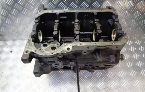 Volkswagen PASSAT B5.5 Engine block 068103021E
