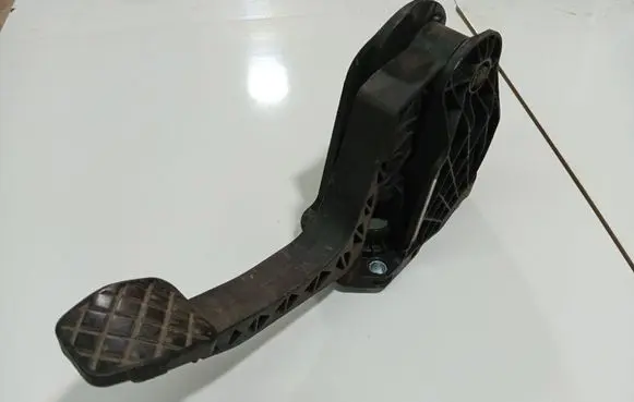 Volkswagen Golf V Clutch pedal 1K1721059BC