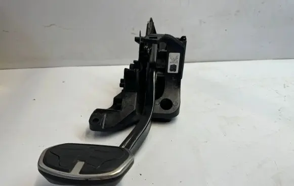 BMW 1 F40 Brake pedal 6860677