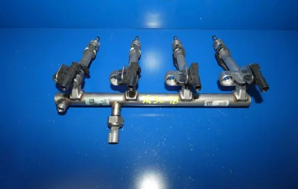 Volvo XC90 Fuel main line pipe 32140005 4D20016