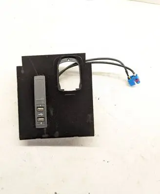 Mercedes-Benz S W222 USB socket connector A2228200915 A2228230011