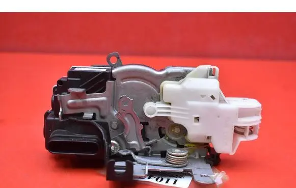 Volvo V40 Front door lock 31391822