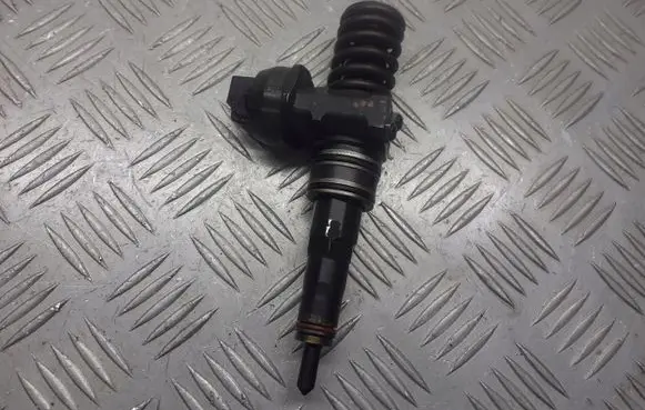 Volkswagen PASSAT B6 Fuel injector 038130073AG