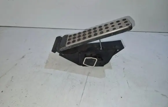 Mercedes-Benz C W204 Accelerator throttle pedal A2043000204