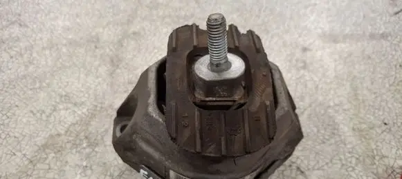 BMW 5 E60 E61 Engine mount bracket 6775028