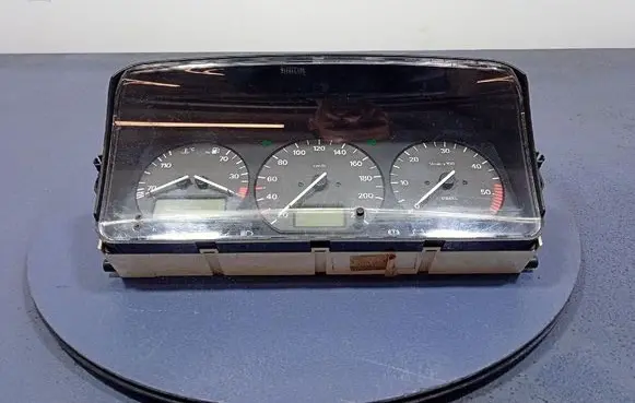 Volkswagen PASSAT B4 Speedometer (instrument cluster) 3A0919033R