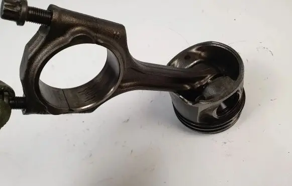 Volvo XC70 Piston with connecting rod