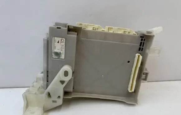 Toyota Prius (XW30) Central body control module 8273047441