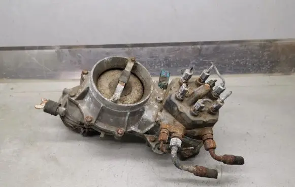 Mercedes-Benz S W116 Fuel distributor 0438100011 0438120032 R1101410590