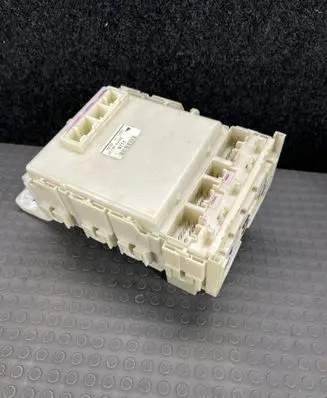 Toyota Prius (XW20) Fuse module 8273047290