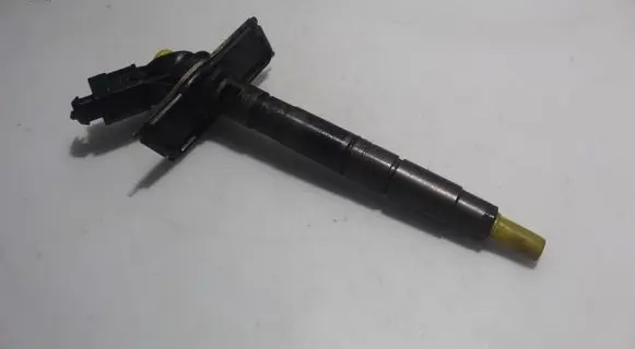 Audi A6 S6 C6 4F Fuel injector 