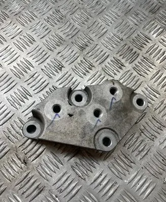 Gearbox mounting bracket