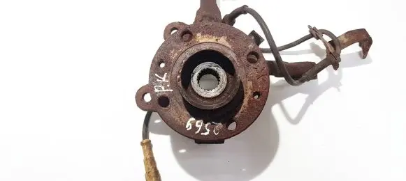 Renault Clio I Front wheel hub 