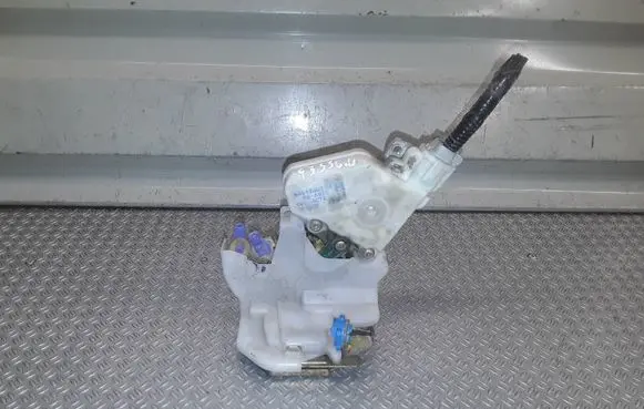 Nissan X-Trail T30 Rear door lock 805524U300