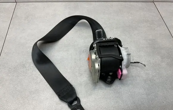 Skoda Octavia Mk3 (5E) Front seatbelt