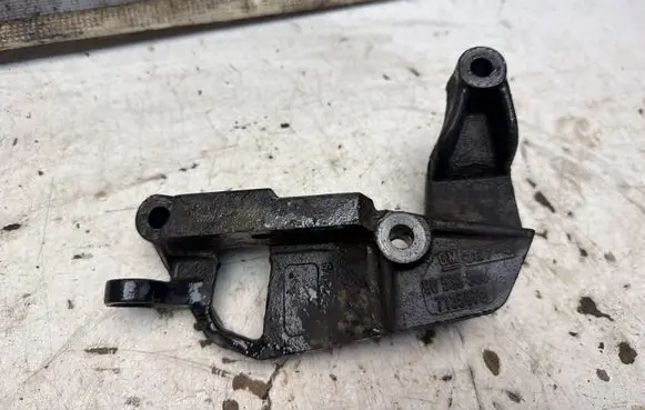 Opel Zafira A Engine mounting bracket 90538558