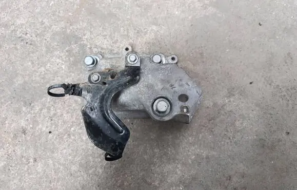 Dodge Durango Engine mounting bracket 68275987aa