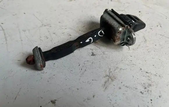 Skoda Octavia Mk2 (1Z) Rear door check strap stopper