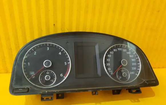 Volkswagen Touran II Speedometer (instrument cluster) 1T0920861D