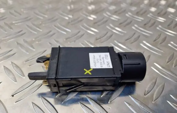 Audi TT Mk1 Windscreen/window heater switch 8N0941503B