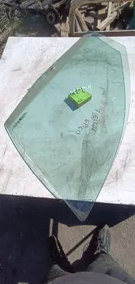 Ford Fiesta Front door window glass four-door 1212123
