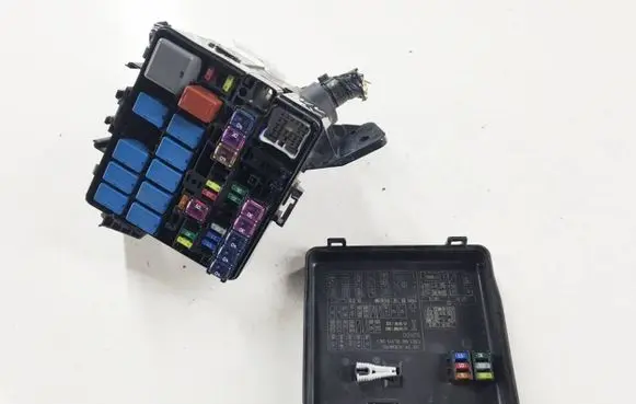 Suzuki Swift III Fuse box set 52R00