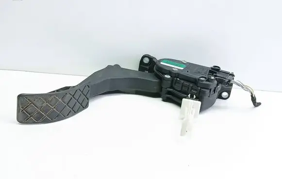 Accelerator throttle pedal