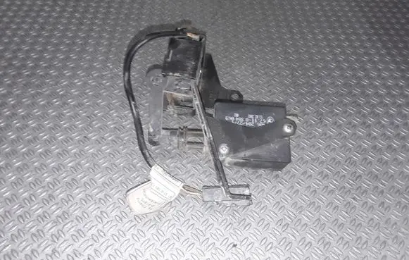 BMW 5 E39 Tailgate window lock/catch/latch 8238469