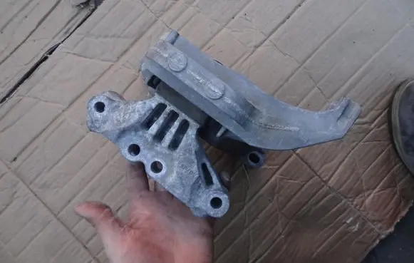 Peugeot 308 Engine mount vacuum valve 4A100160