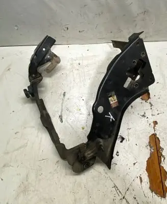 Mercedes-Benz E W211 Headlight/headlamp mounting bracket