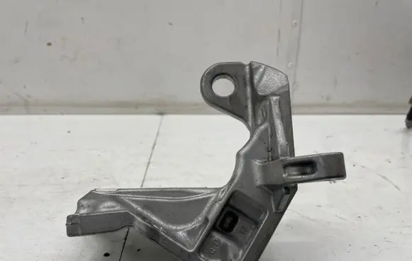 Mercedes-Benz CLA C118 X118 Engine mounting bracket A6542241800