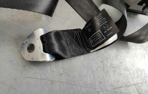Rear seatbelt