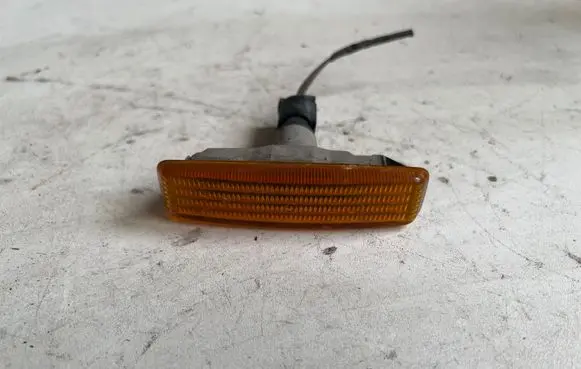 BMW 5 E39 Front fender indicator light 8360589