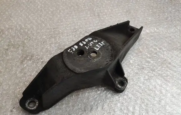 BMW 5 E39 Engine mounting bracket 1096079
