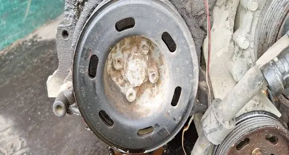 Volkswagen Golf IV Crankshaft pulley 06A105255F