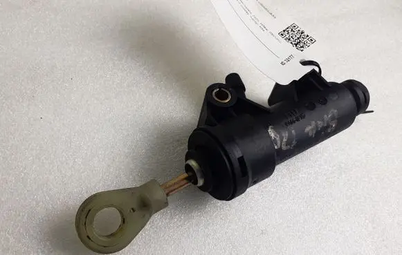 BMW 3 E46 Clutch slave cylinder 6758822 21526758822