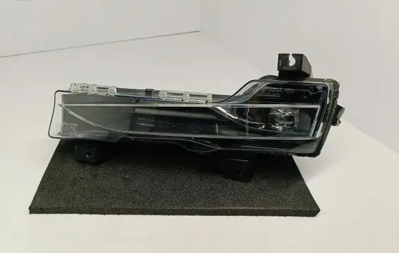 Tesla Model 3 Front fog light 1077395-00-D