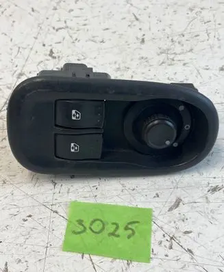 Renault Master III Wing mirror switch 8200002442B