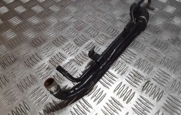 Volkswagen PASSAT B5.5 Engine coolant pipe/hose 058133785B