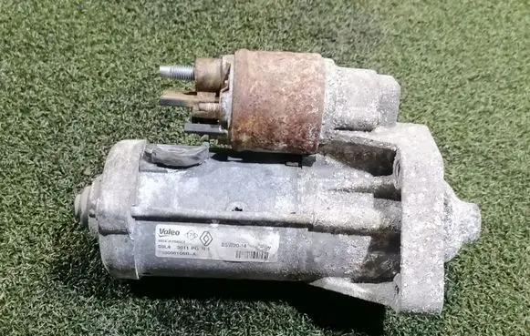 Opel Vivaro Starter motor 233000106R