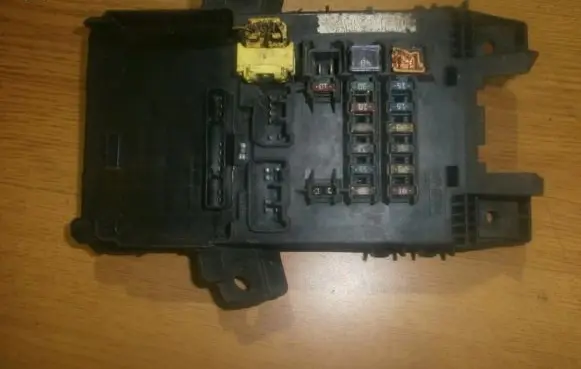 Toyota Avensis T220 Fuse box set 8273005020