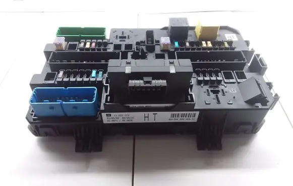 Opel Zafira B Fuse module 13222173 5DK00866933
