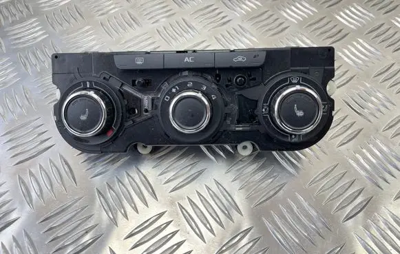 Skoda Octavia Mk2 (1Z) Climate control unit 3T0820047AD
