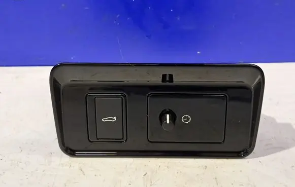 Jaguar XE Tailgate/boot open switch button GX7311654BC
