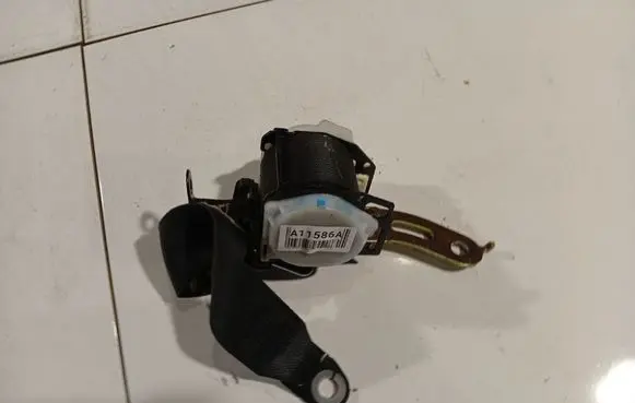 Toyota Avensis T250 Rear seatbelt
