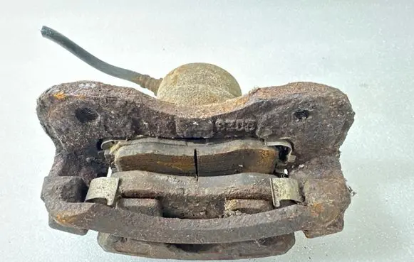 Mitsubishi Eclipse (D21A/D22A/D27A) Front brake caliper 
