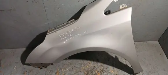Toyota Avensis T270 Fender