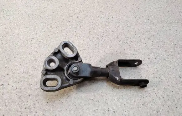 Peugeot 406 Engine mounting bracket