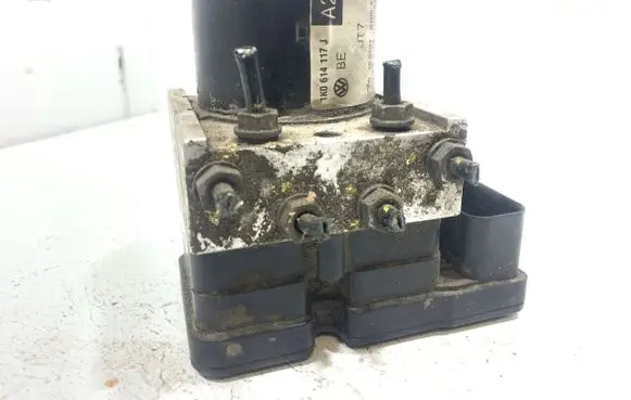 Skoda Octavia Mk2 (1Z) ABS Pump 1K0907379P 00009496E5