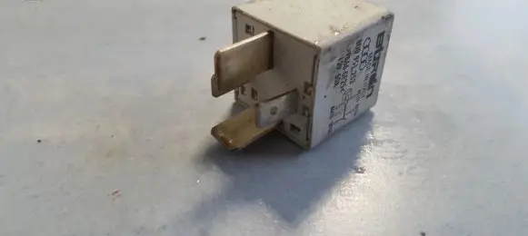 Volkswagen PASSAT B5.5 Other relay 8D0951253
